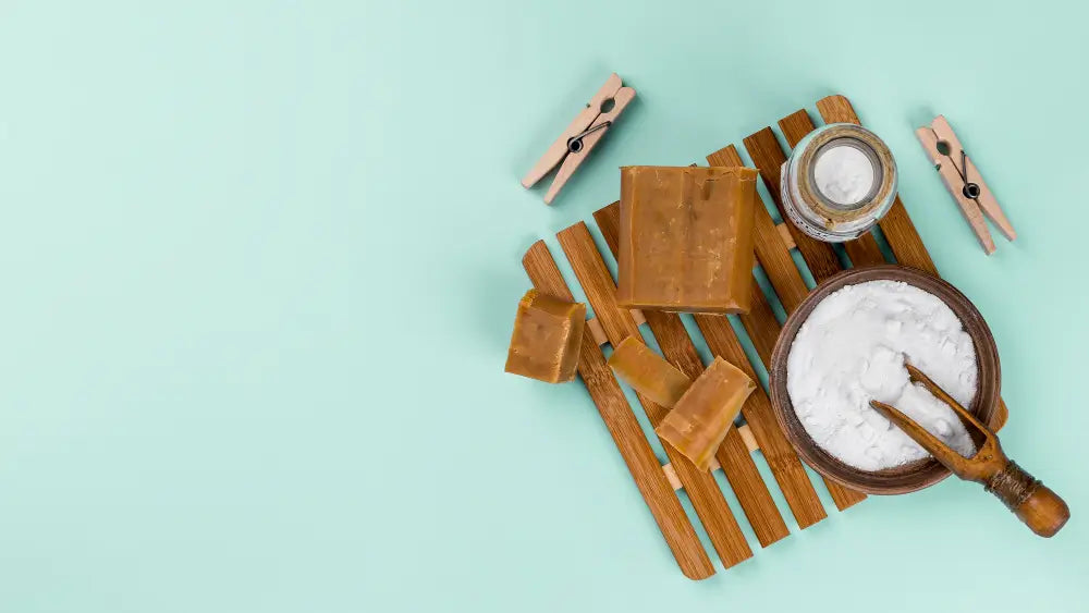 Zeepvlokken, soda en houten schep voor het maken van natuurlijk wasmiddel.