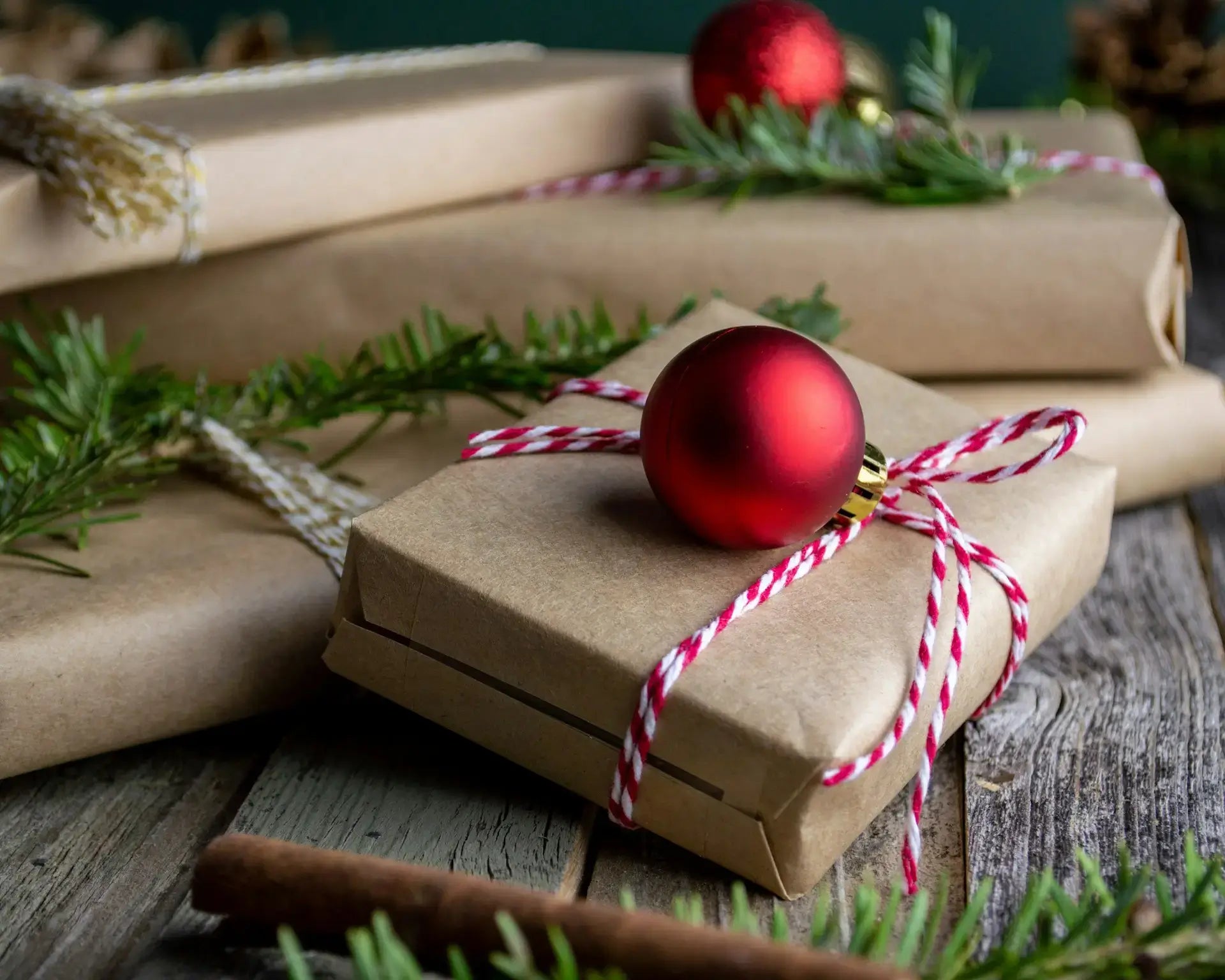 Duurzame cadeaus in natuurlijke verpakking met kerstaccenten, passend bij het blog over groene feestdagen.