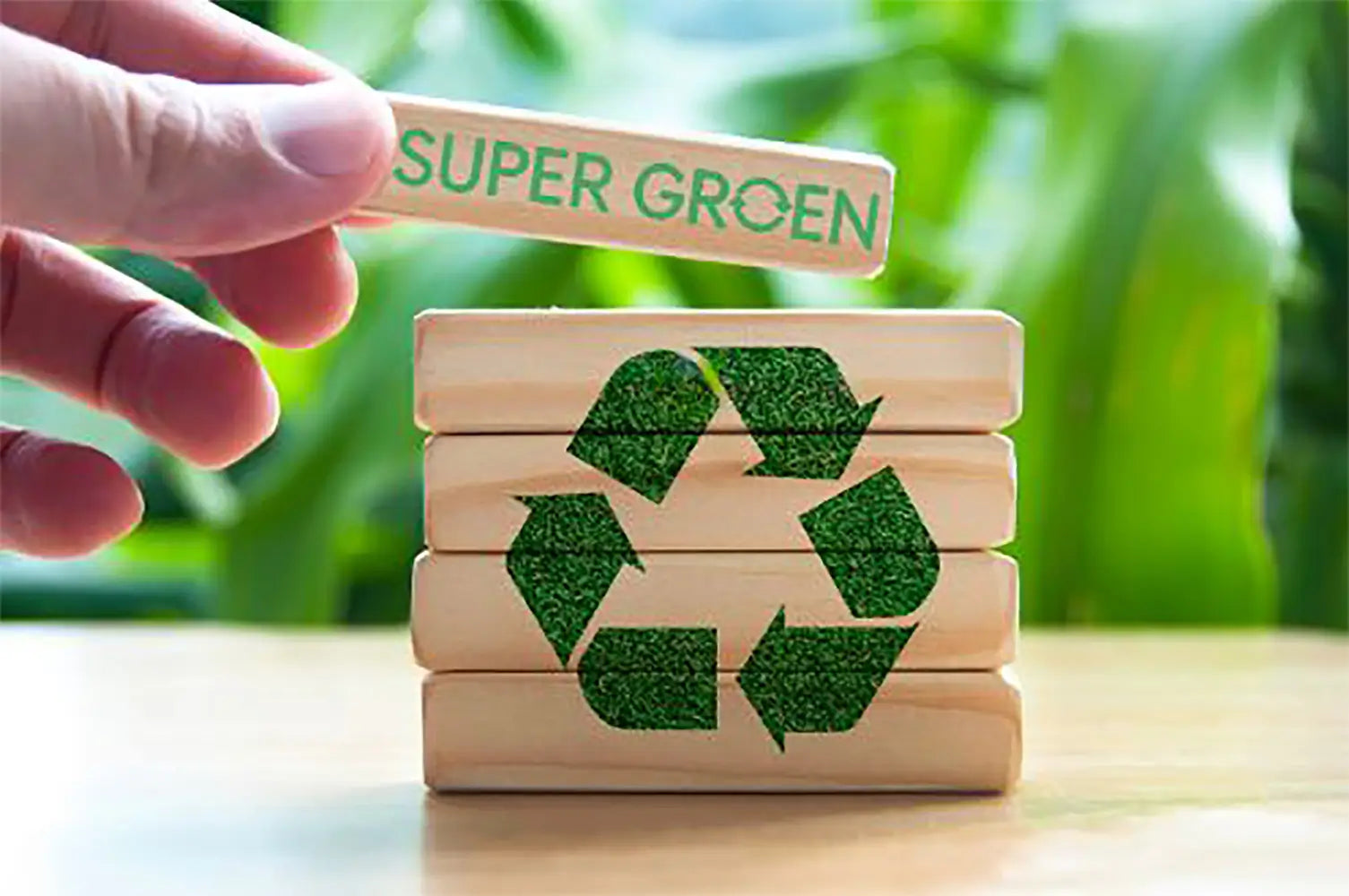 Houten blokken met recycling-symbool en tekst Super Groen – visuele weergave van duurzaamheid anno 2025