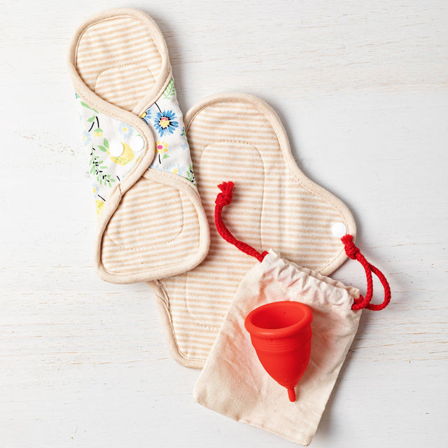 Zero-waste menstruatiekit met herbruikbare inlegkruisjes, menstruatiecup en katoenen opbergzakje – duurzame dameshygiëne zonder plastic
