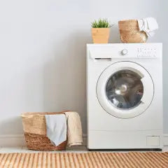 Frisse wasruimte met wasmachine en duurzame wasproducten