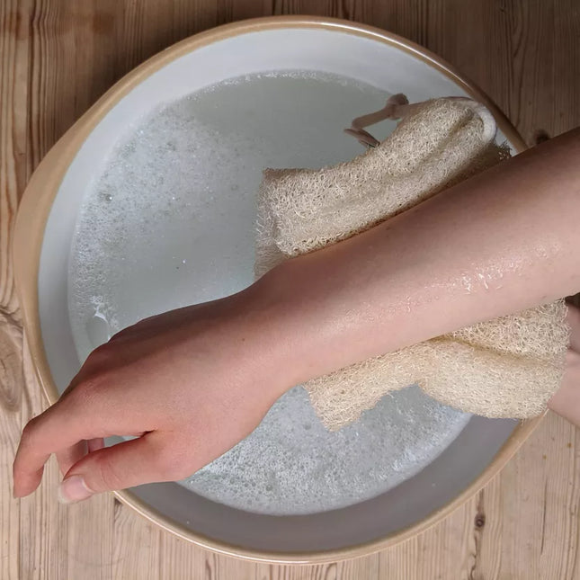 Lichaamsloofah die zacht wordt onder de douche