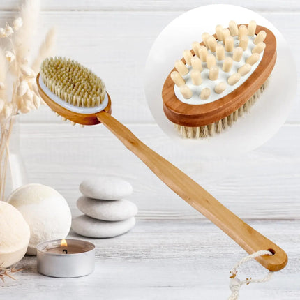 Dubbelzijdige badborstel van FSC-hout met zwijnenhaar en massageknoppen – sfeervol gepresenteerd in een spa-setting met kaars en badaccessoires