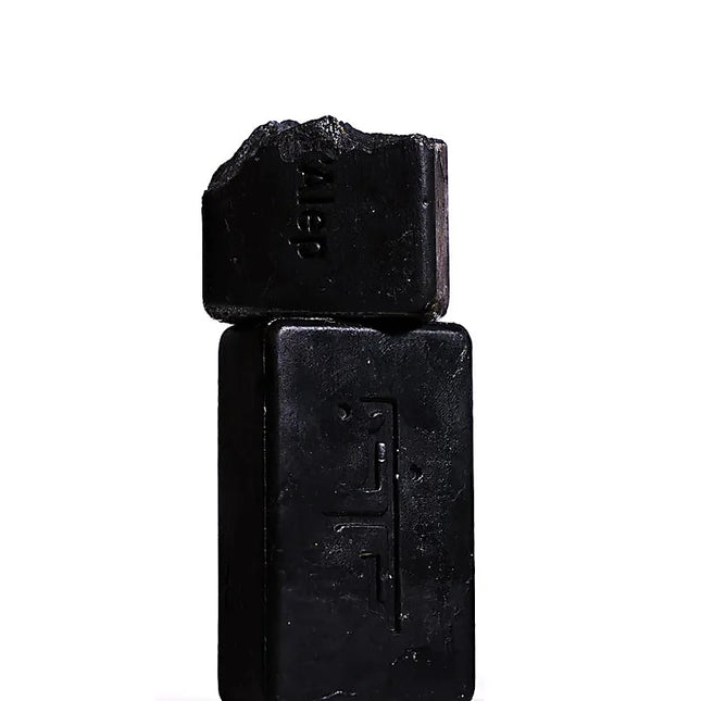 Twee zwarte Aleppo zepen met houtskool, gestapeld met traditionele gravering