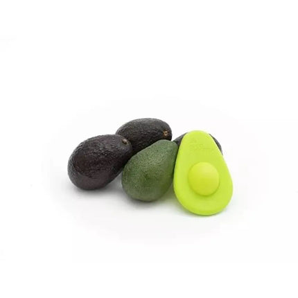 Vier avocado’s op een witte ondergrond met daarnaast een lichtgroene Food Huggers Avocado Hugger.