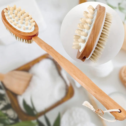 Detail van dubbelzijdige badborstel met zwijnenharen en massageknoppen – houten handvat in spa-setting met badzout en houten lepel