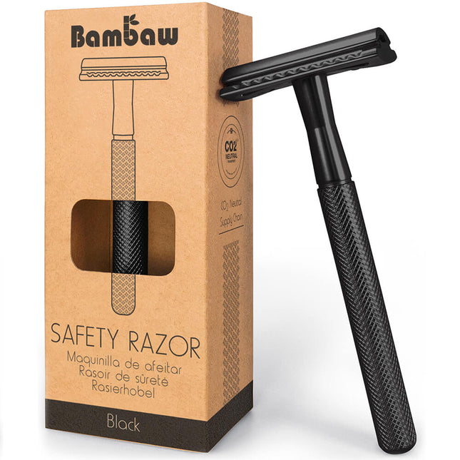 Zwart Bambaw metalen veiligheidsscheermes met geribbelde handgreep naast kartonnen verpakking met CO2-neutrale aanduiding