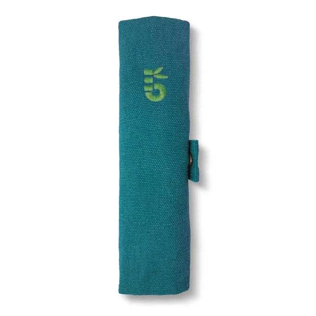 Opgerolde etui van Bambaw in de kleur Lagoon voor het opbergen van een herbruikbare bamboe bestekset.