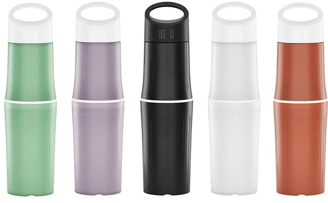 Vijf duurzame BE O Bottles van suikerriet in de kleuren groen, paars, zwart, wit en oranje – BPA-vrije waterflessen met modulair ontwerp