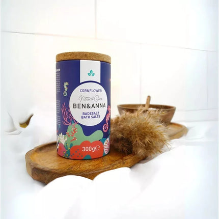 Ben & Anna badzout korenbloem in papieren koker met kurkdeksel op houten tray met natuurlijke accessoires