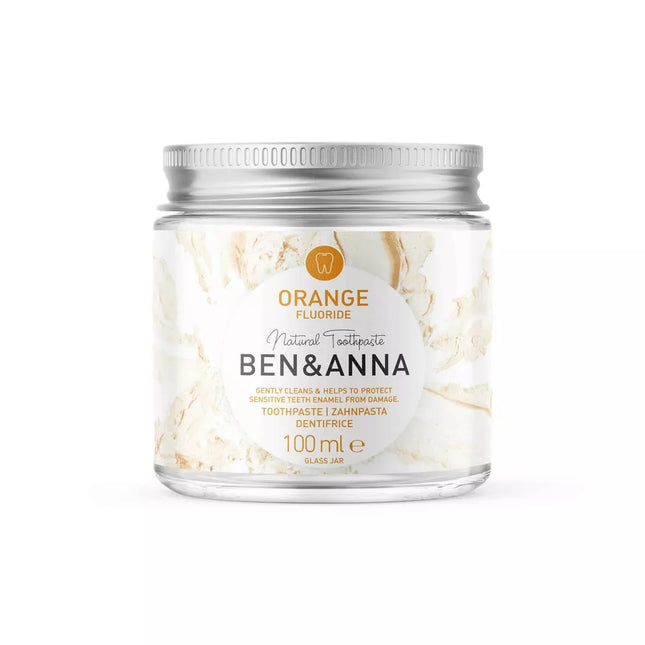 Voorkant van Ben & Anna tandpasta oranje met fluoride in glazen pot – 100 ml
