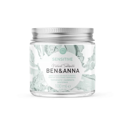 Voorkant van Ben & Anna tandpasta sensitive zonder fluoride in glazen pot – 100 ml
