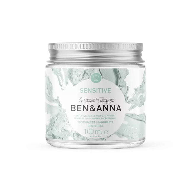 Voorkant van Ben & Anna tandpasta sensitive zonder fluoride in glazen pot – 100 ml