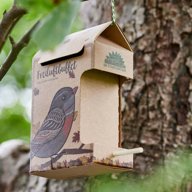 Hangend biologisch buitenbuffet voor tuinvogels met zitstok in tuin