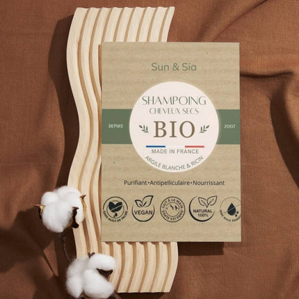 Verpakking van biologische shampoo tegen droog haar van Sun & Sia, met witte klei en ricinusolie. Vegan, natuurlijk en handgemaakt in Frankrijk.