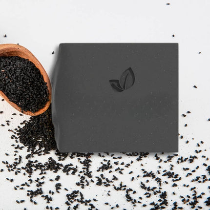 Alttekst: Handgemaakte biologische zeep met zwarte zaadolie – reinigend, hydraterend en geschikt voor gevoelige huid – 100g