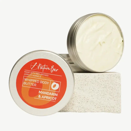Open blik met whipped body butter in mandarijn‑abrikoos geur