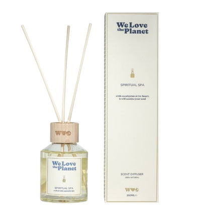 Diffuser Spiritual Spa met eucalyptus van We Love The Planet, 250ml glazen flesje met rieten stokjes en verpakking aan voorzijde.