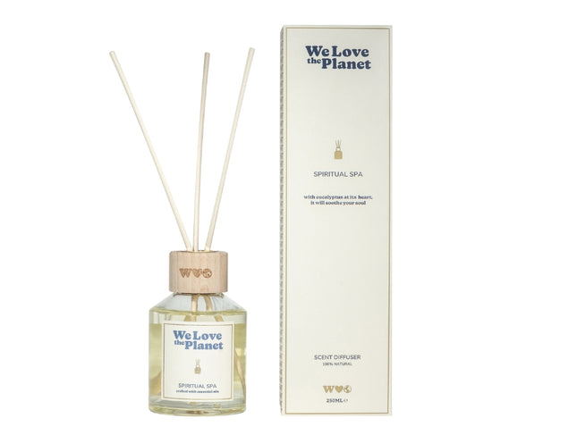 Diffuser Spiritual Spa met eucalyptus van We Love The Planet, 250ml glazen flesje met rieten stokjes en verpakking aan voorzijde.