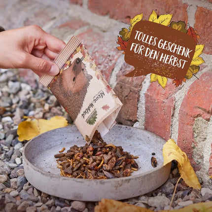 Egelvoer geserveerd in een laag schaaltje in de tuin