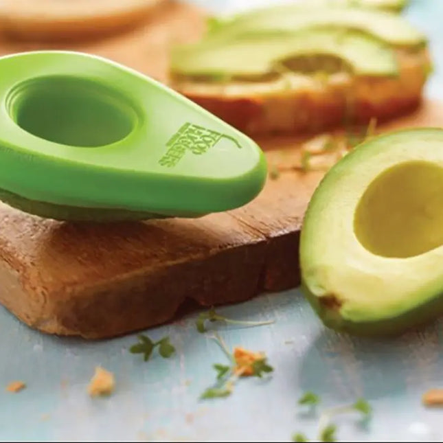 Detail van lichtgroene Avocado Hugger van Food Huggers, flexibele siliconen rand en pit‑bobbel zichtbaar.