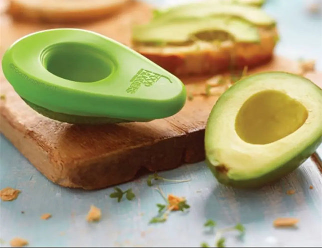 Avocado Hugger geplaatst op halve avocado met pit