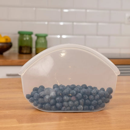 Transparante Food Huggers bewaarzak van 900 ml gevuld met blauwe bessen