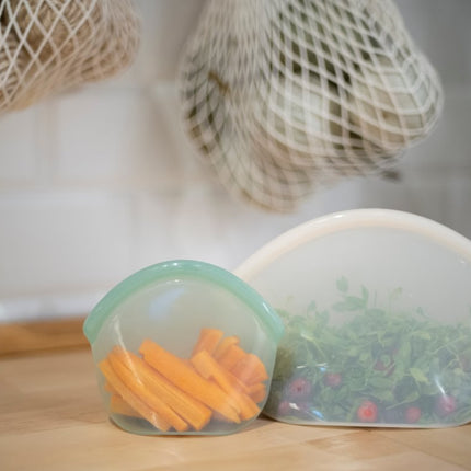 Food Huggers bewaarzakken van 400 en 900 ml gevuld met wortel en salade