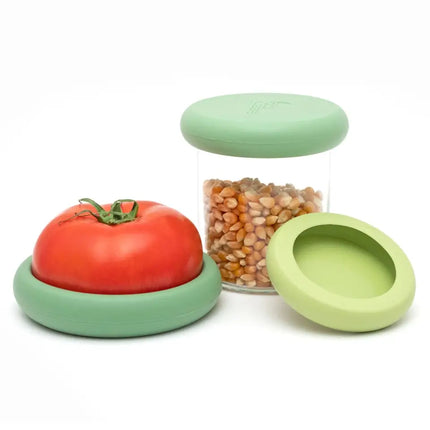 Siliconen wrap als deksel op glazen potje met restjes