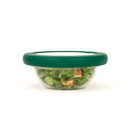 Stapelbare groene deksels van silicone en glas in een georganiseerde koelkast