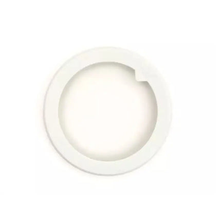 Stapelbare witte deksels van silicone en glas in een georganiseerde koelkast