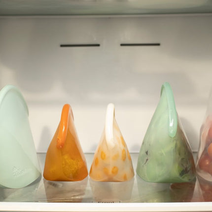 Herbruikbare Food Huggers bewaarzakken in verschillende kleuren en maten in de koelkast
