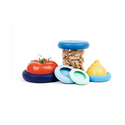 Siliconen Hugger als deksel op glazen potje met restjes in Ice Blue