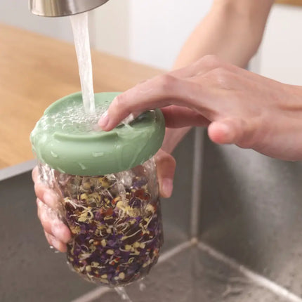 Kiemzaden spoelen met de Food Huggers Sprout Hugger