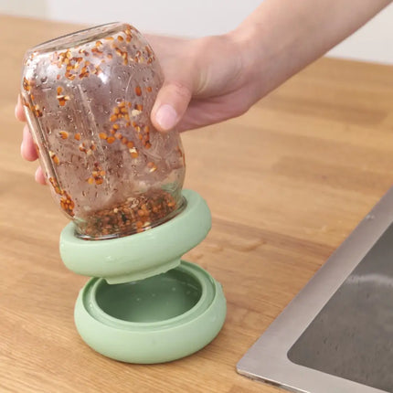 Water afgieten met de Food Huggers Sprout Hugger