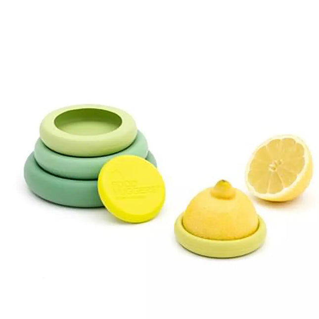 Set van 3 herbruikbare Foodhuggers in Soft Green – toegepast op tomaat, citroen en pot met walnoten – flexibel siliconen voor voedselversheid