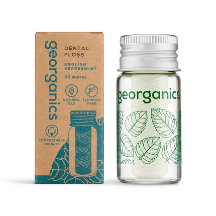 Georganics tandzijde met Engelse pepermunt in glazen dispenser naast composteerbare verpakking