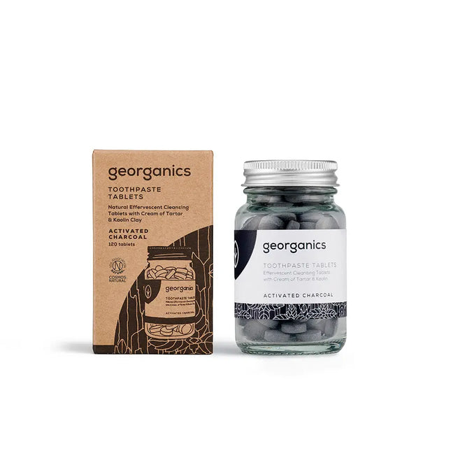Glazen pot en kartonnen verpakking van Georganics mondwatertabletten met houtskool.