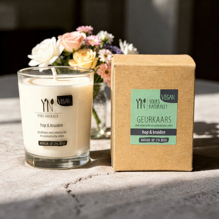Vegan geurkaars Hop & Kruiden van Yours Naturally in een lichte interieursetting met bloemen