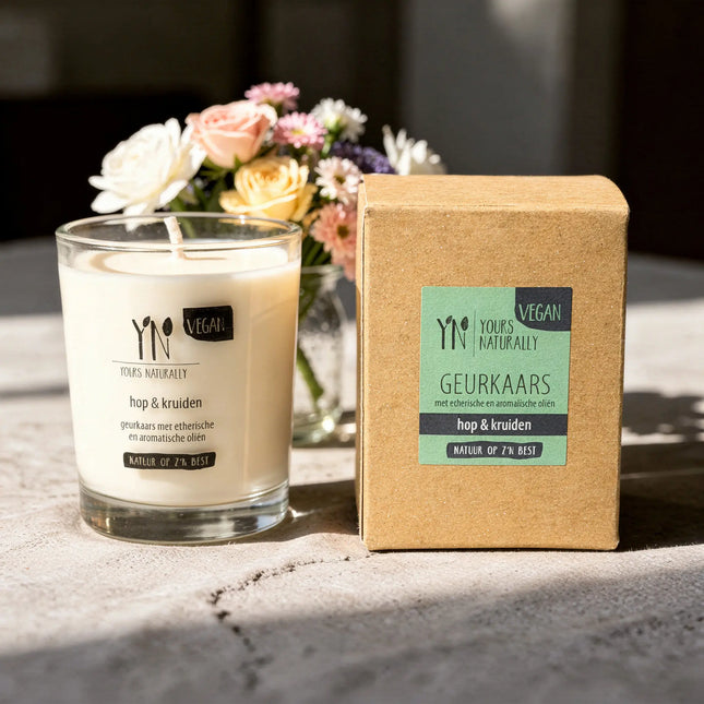 Vegan geurkaars Hop & Kruiden van Yours Naturally in een lichte interieursetting met bloemen