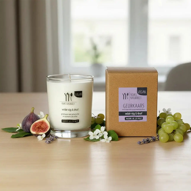 Vegan geurkaars Wilde Vijg & Druif van Yours Naturally met vijgen, druiven en bloemen als sfeerdecoratie