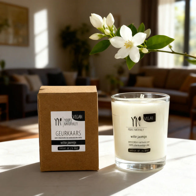 Vegan geurkaars Witte Jasmijn van Yours Naturally in een warme interieursetting met jasmijnbloem