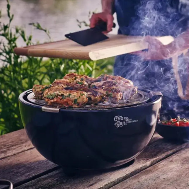 GreenPan Chop & Grill tafelbarbecue in gebruik – outdoor setting met gegrilde kip en rook