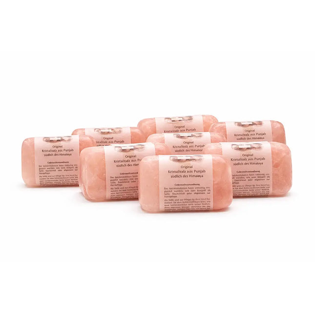 Groep roze Himalayazoutzeep blokken op witte achtergrond