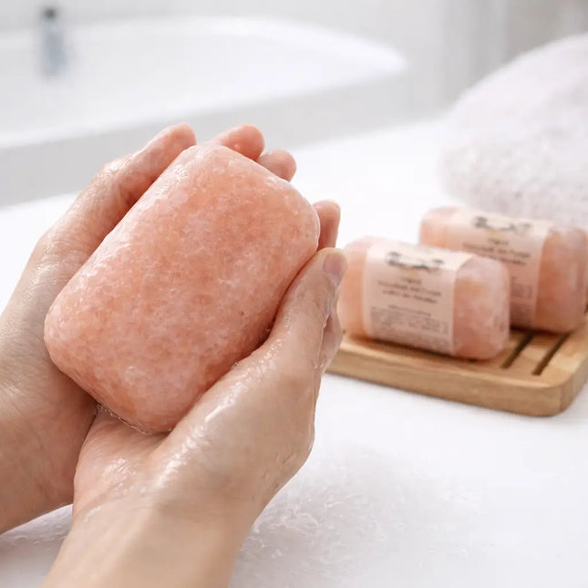 Himalayazoutzeep in handen met extra blokken op een zeeprekje