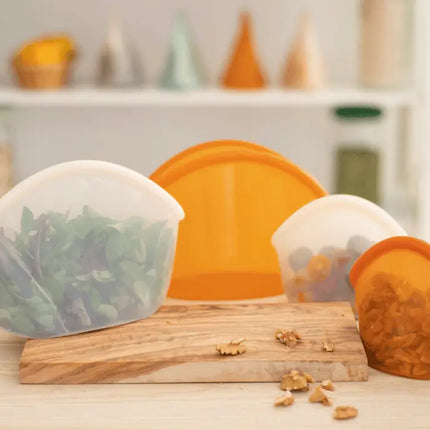 Herbruikbare zakken georganiseerd in koelkast of keukenlade