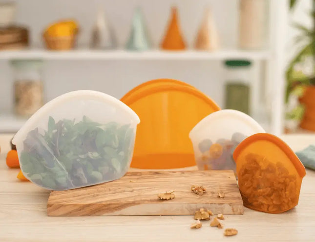 Herbruikbare zakken georganiseerd in koelkast of keukenlade