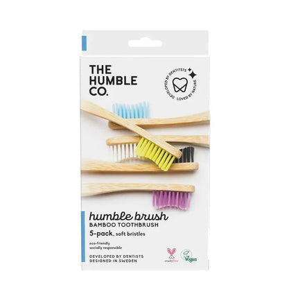Voorkant van verpakking met 5 zachte bamboe tandenborstels van The Humble Co.
