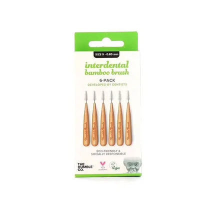 Verpakking van The Humble Co. interdentale bamboeborstels maat 0.80 mm – 6 stuks, vegan en plasticvrij, ontwikkeld door tandartsen