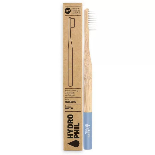 Lichtblauwe bamboe tandenborstel van Hydrophil met medium borstelharen, biologisch afbreekbaar en plasticvrij verpakt.